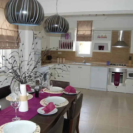 3 Bedroom - Blossom Hill Sleeps 6 *
